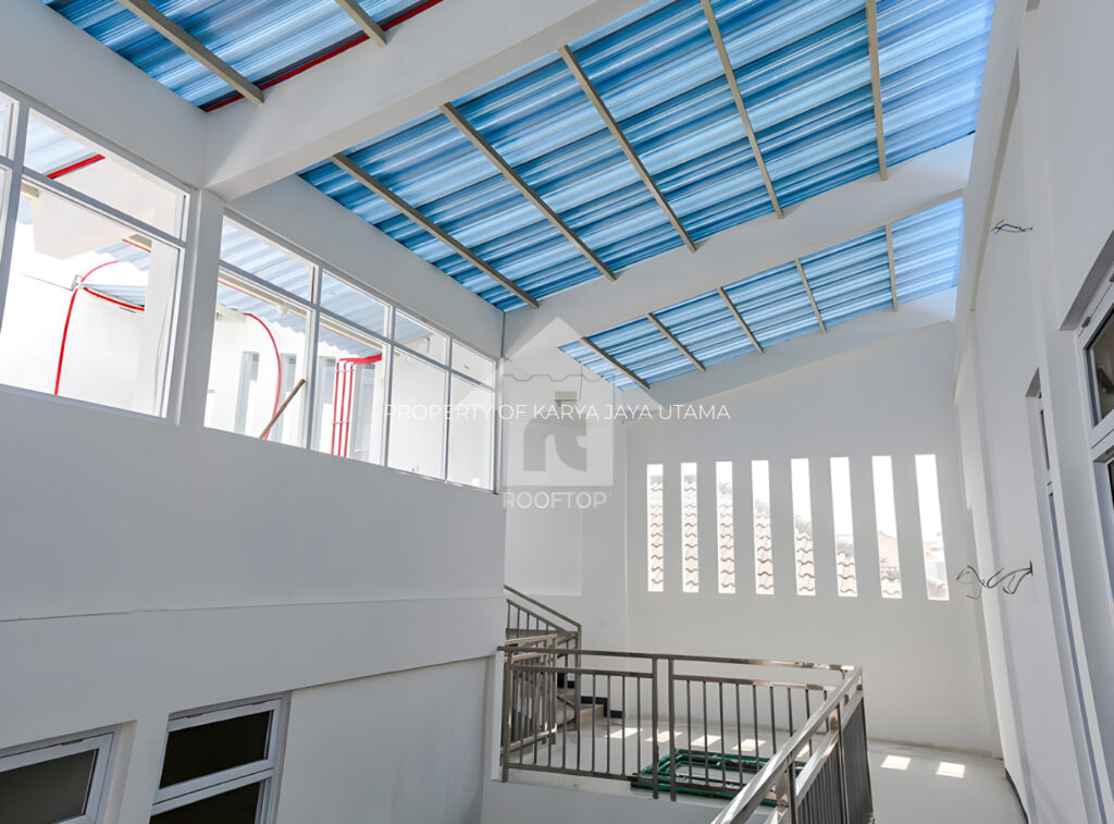 Atap uPVC Rooftop Double Layer Warna Biru muda untuk proyek bangunan kos di Surabaya Jawa Timur