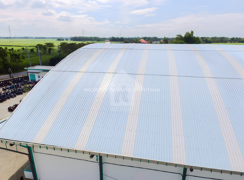 Atap uPVC Rooftop Double Layer Warna Biru muda untuk proyek pabrik di Sidoarjo Jawa Timur