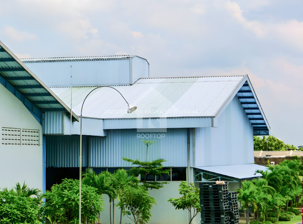 Atap uPVC Rooftop Double Layer Warna Biru muda untuk proyek pabrik makanan di Sidoarjo, Jawa Timur