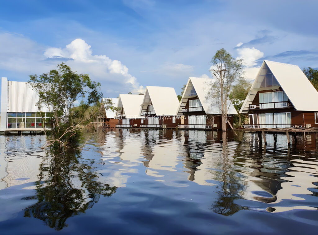 Atap uPVC Rooftop Double Layer Warna Putih untuk proyek Villa terapung danau laet di Kalimantan Barat